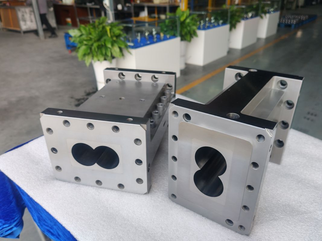 Extrusora OEM de doble tornillo de alta precisión Tolerancias de 0,05 mm y 50 barriles para ventaja