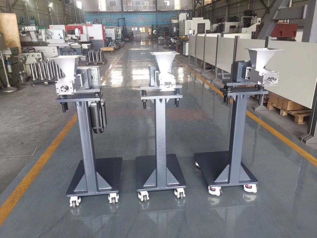 Extrusora de doble tornillo de rotación conjunta Partes de la máquina Eje de tornillo de segmento de barril y alimentador lateral