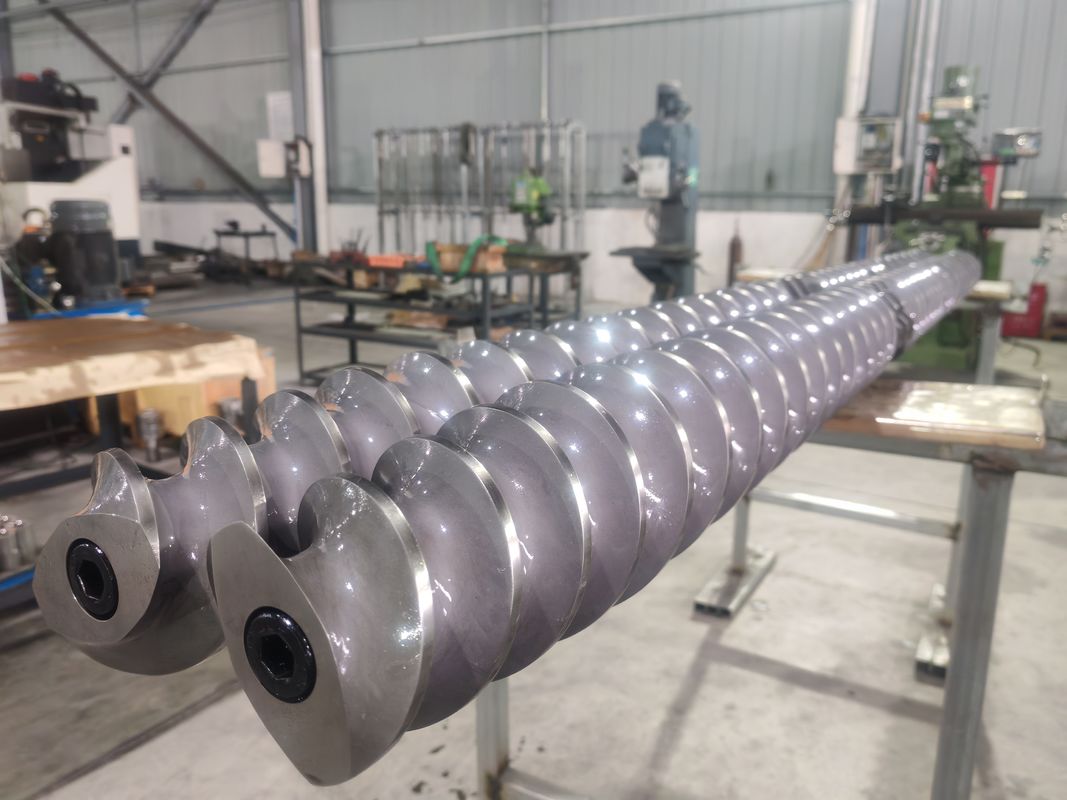 Extrusores de doble tornillo de rotación conjunta Partes de la máquina Segmento de tornillo del eje Barril y alimentador lateral usd para máquinas de baterías de litio