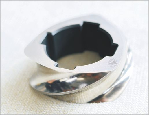 Tres tornillos de la máquina de extrusión gemela de vuelo de color metálico Uniformidad de alta cizalladura elemento de tornillo de extrusora